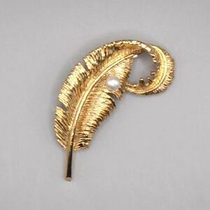 Vintage Gerry’s 2½″ Gold-Tone Feather Brooch with Faux Pearl – 1960s–70s